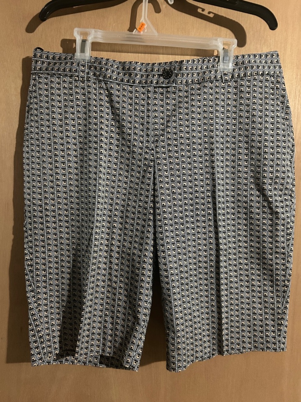 Izod Women’s Navy and Beige Patterned Tailored Golf Shorts